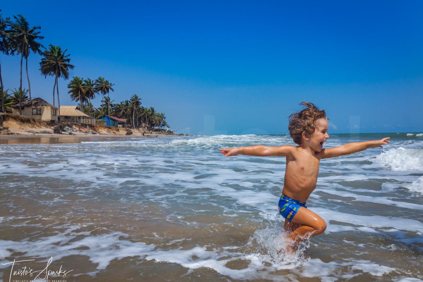 Boy on tropical beach portretfotografie