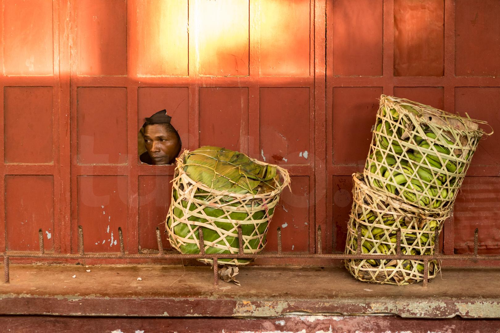 man kijkt Manakara Station